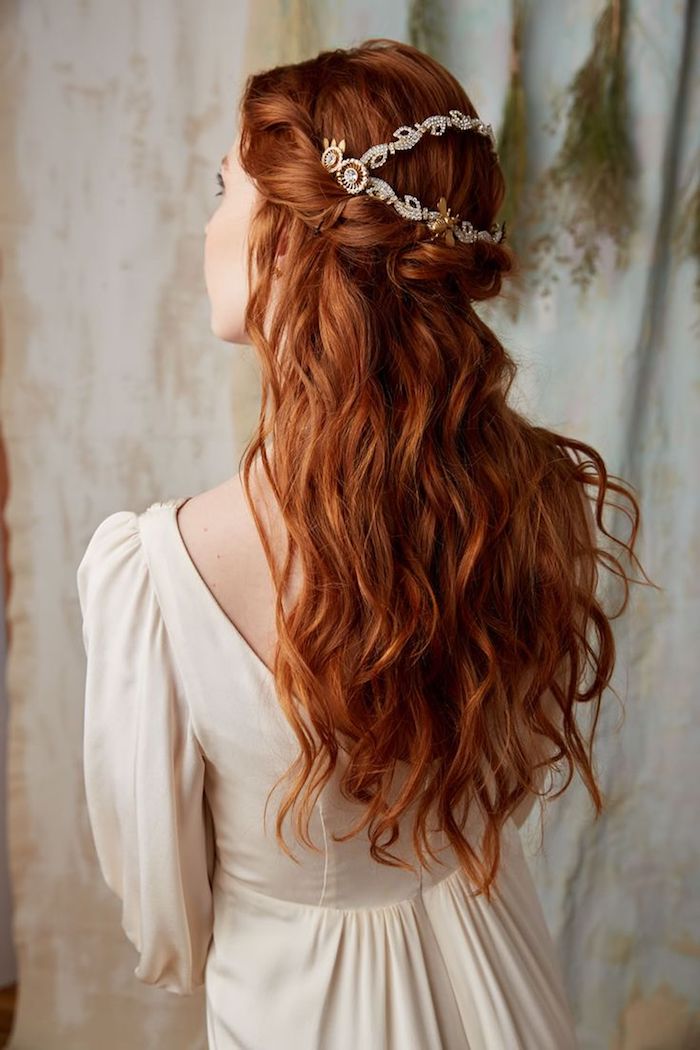 roux cuivré, robe de mariée en champagne avec manches longues, coiffure cheveux mi-attachés en orange