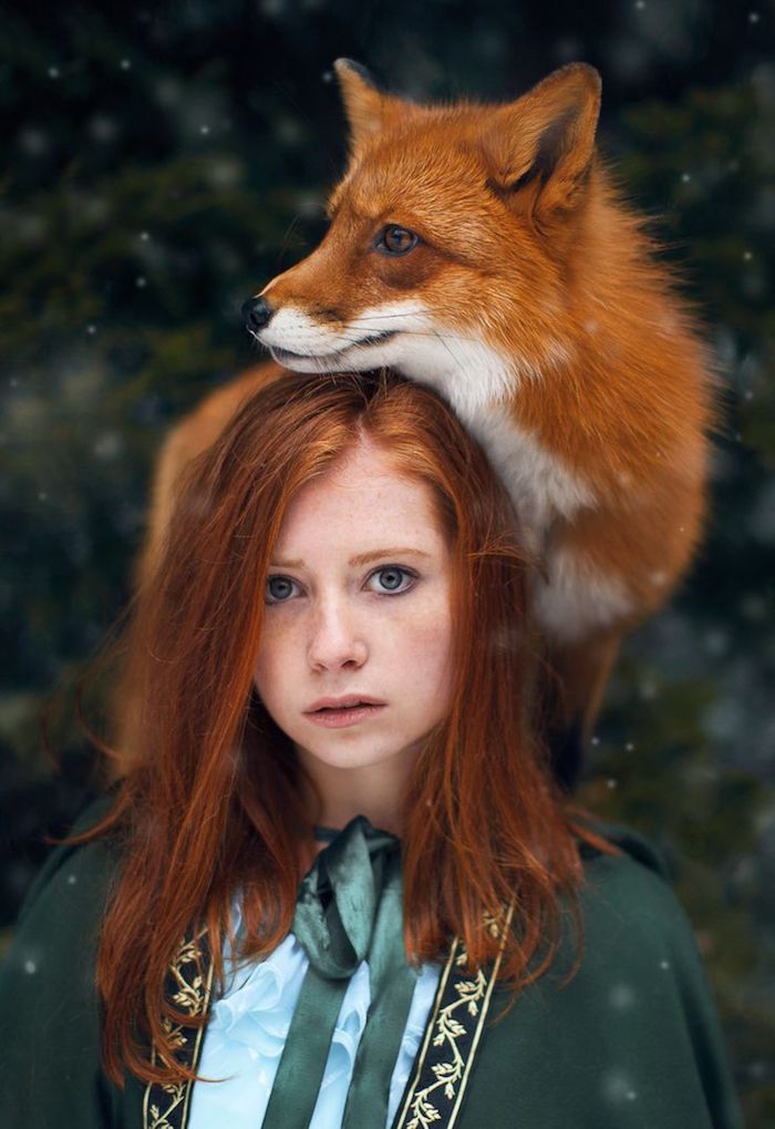 roux cuivré, coupe de cheveux mi-longs, coiffure cheveux raids en nuance orange, femme et renard dans la forêt