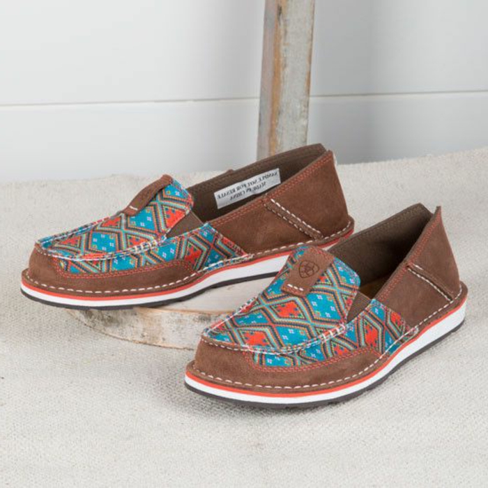 chaussures aux imprimés ethniques, couleur marron et patterns couleur bleue et oragnge, dessin géométrique