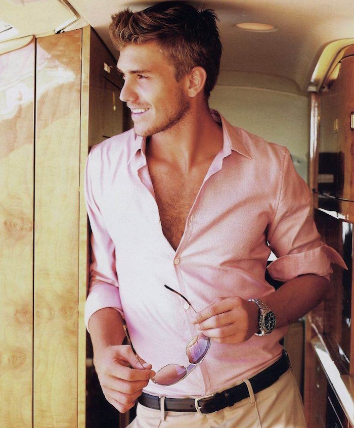 homme en chemise rose ouverte avec manches longues