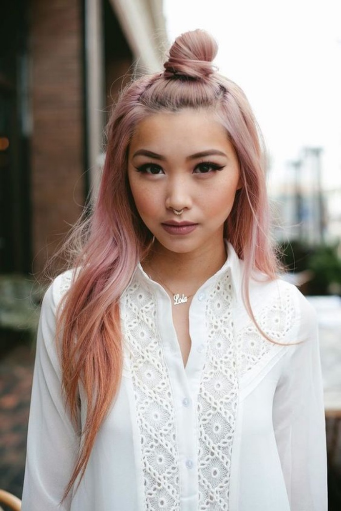 demi chignon haut et cheveux lâchés, idée de coiffure facile femme, coloration rose gold, femme traits asiatiques