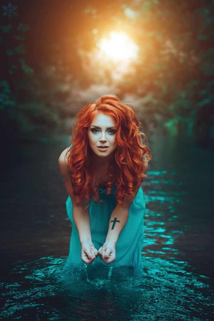couleur de cheveux rouge, coucher de soleil, robe longue avec bretelles en bleu marine, tatouage sur main pour femme
