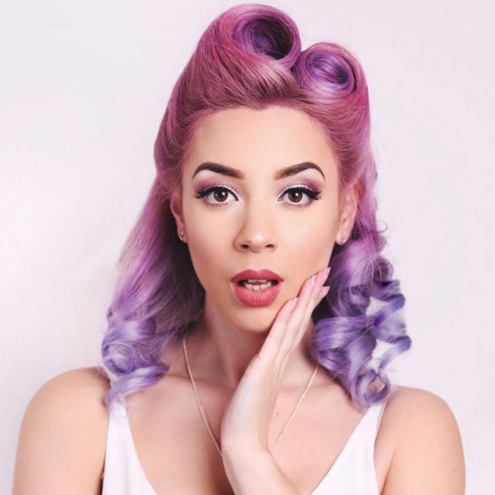 tendance cheveux couleur pastel, une coiffure vintage avec coques rétro asymétriques couleur violette
