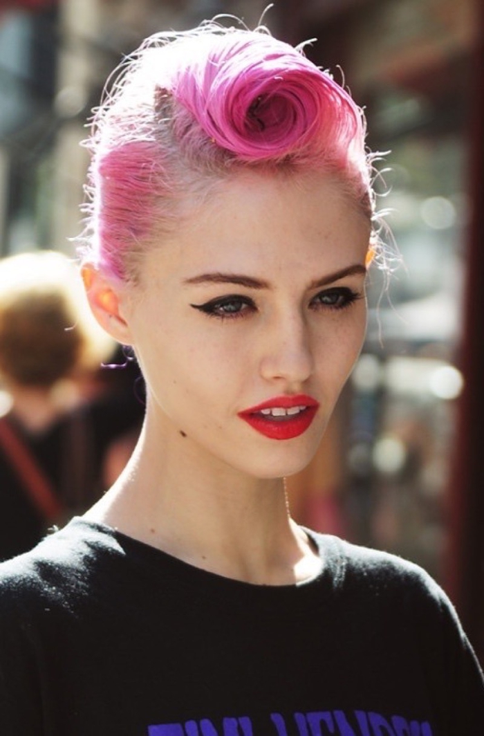 un look rock chic avec une coiffure rockabilly, coloration rose et maquillage pin up