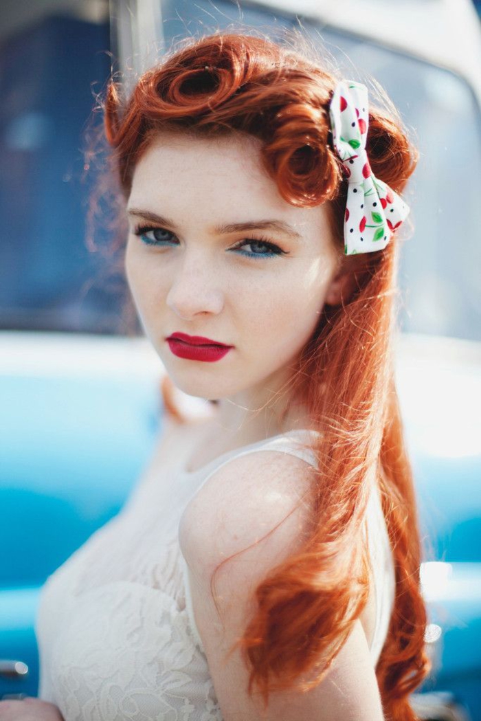 le côté sensuel et féminin de la coiffure vintage style pin up avec des cheveux roux et des victory rolls