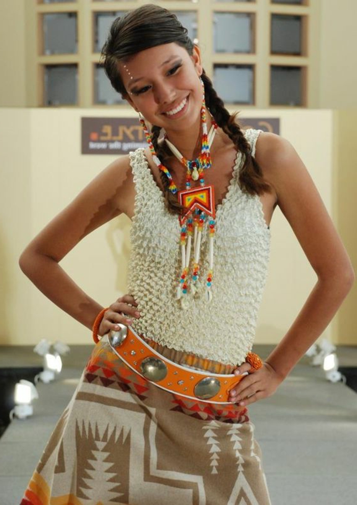 chic ethnique, jupe ethnique, maillot de corps original en blanc, bijoux style ethnique