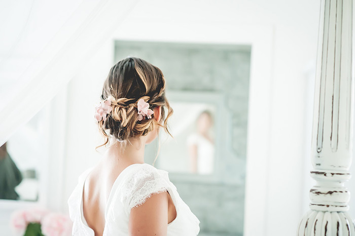 coiffure mariée, préparation mariage, grand miroir, voiles blanches, robe de mariée avec manches courtes en dentelle