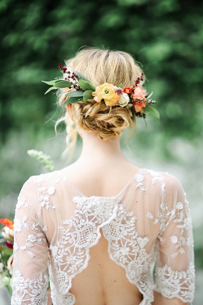 chignon-flou-de-mariage-une-coiffure-boheme-parée-d-une-couronne-de-fleurs-fraiches-et-robe-champetre-chic idée comment réaliser un chignon flou, paré d une couronne de fleurs fraiches, robe de mariée dentelle blanche, mariage champetre chic