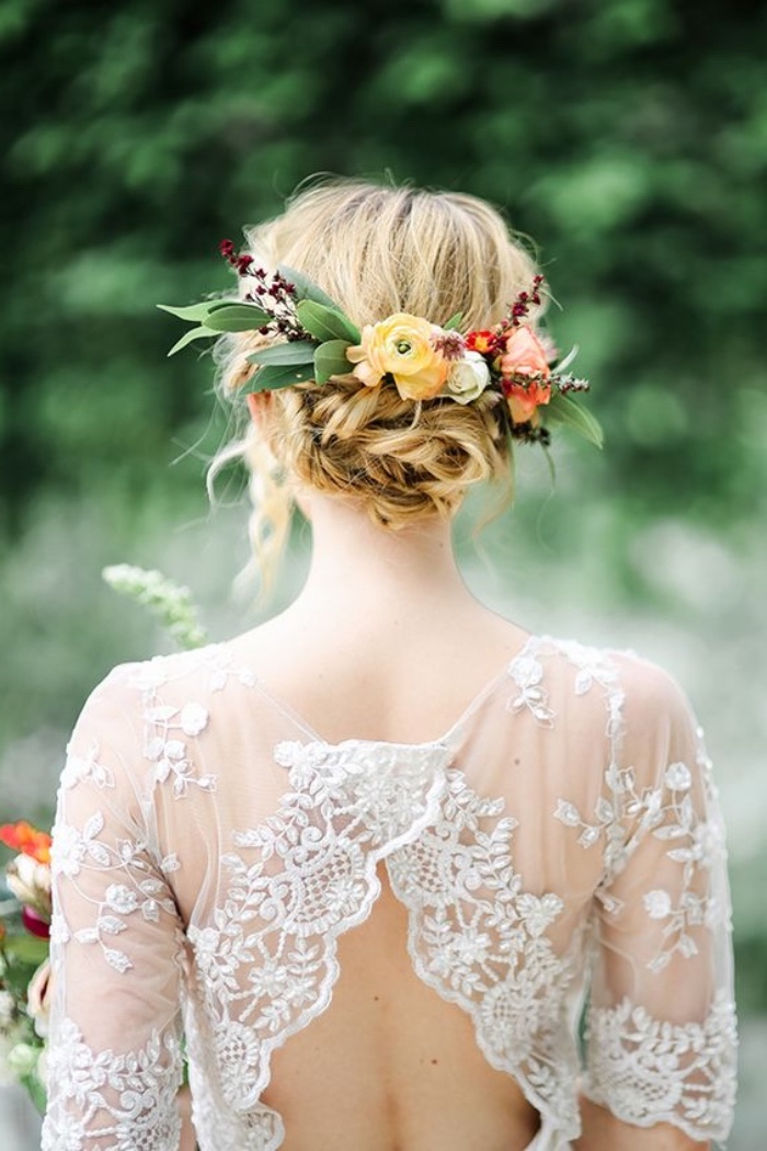 idée comment réaliser un chignon flou, paré d une couronne de fleurs fraiches, robe de mariée dentelle blanche, mariage champetre chic