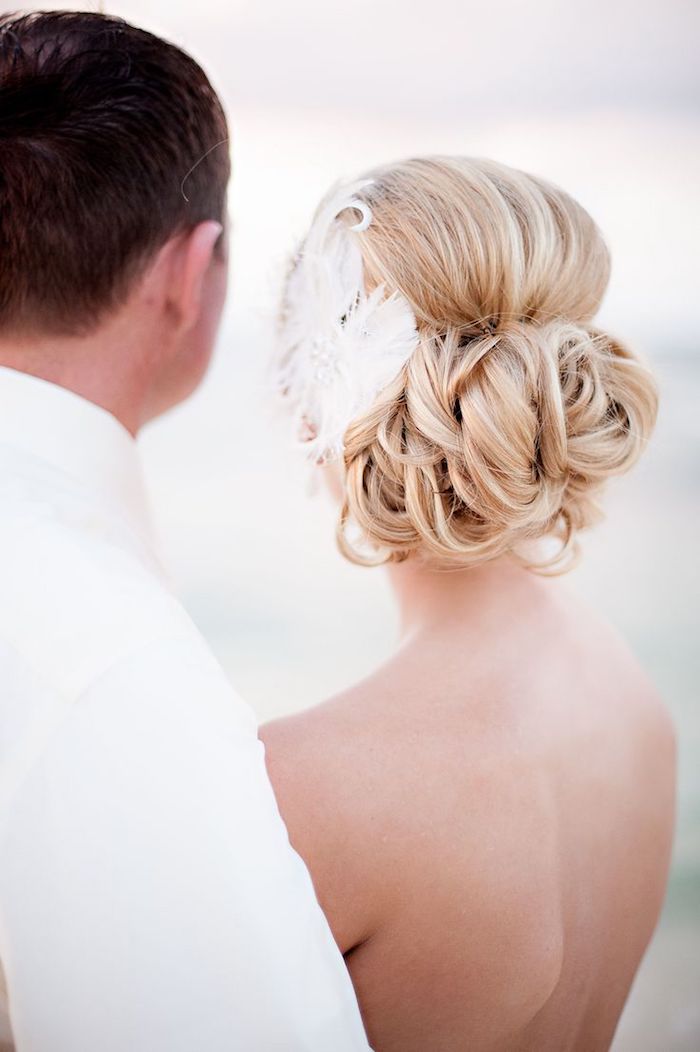 coiffure mariage cheveux long, couleur de cheveux blonds, accessoire cheveux marriage
