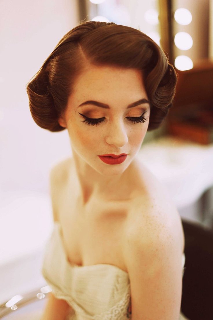 une coiffure des années 50 idéale pour un look de mariée vintage élégant