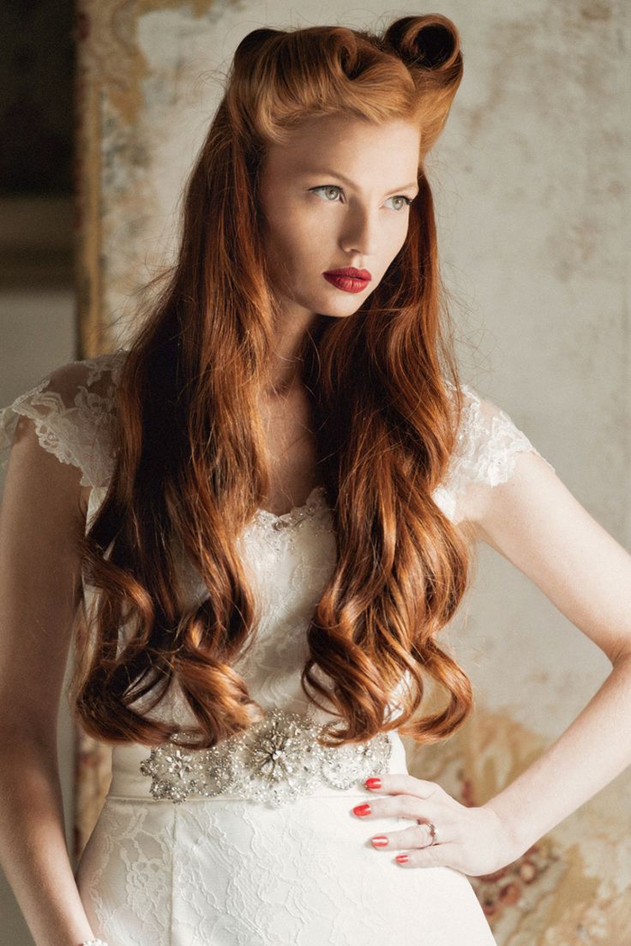 une coiffure vintage inspirée de style pin up et ses fameux victory rolls, longs cheveux couleur roux cuivré