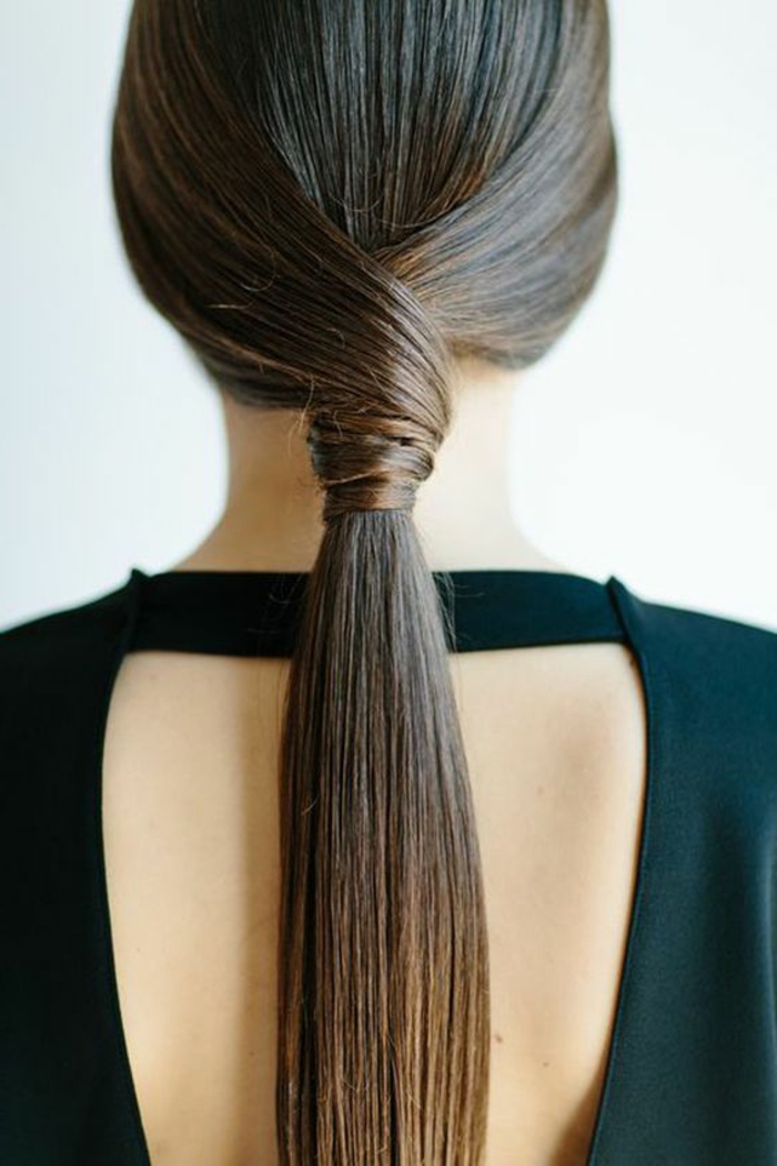 coiffure simple et rapide, deux mèches de cheveux liées derrière au centre pour se fondre dans une queue de cheval, cheveux lisses