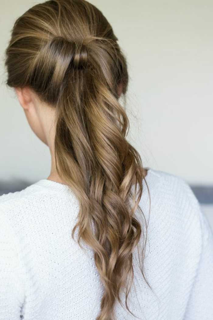 modele de coiffure facile a faire, un noeud de cheveux et queue de cheval cheveux bouclés, cheveux longs