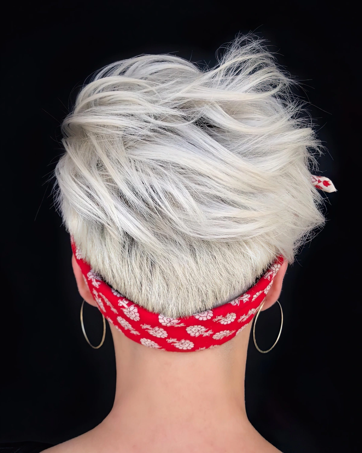 coiffure facile sur cheveux court pixie foulard rouge creoles or