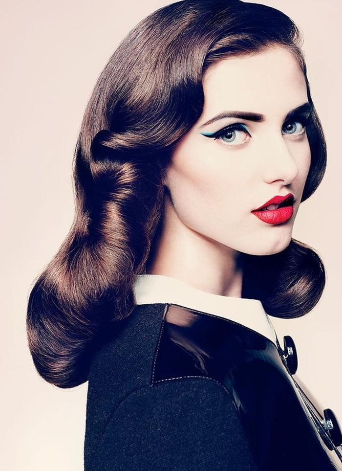 une élégante coiffure inspirée des années 50 sublimé par un maquillage pin up artistique