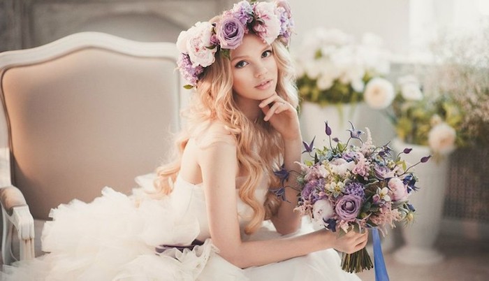modele de coiffure, robe de mariée avec jupe en tulle, couleur de cheveux blonde, coiffure cheveux détachés