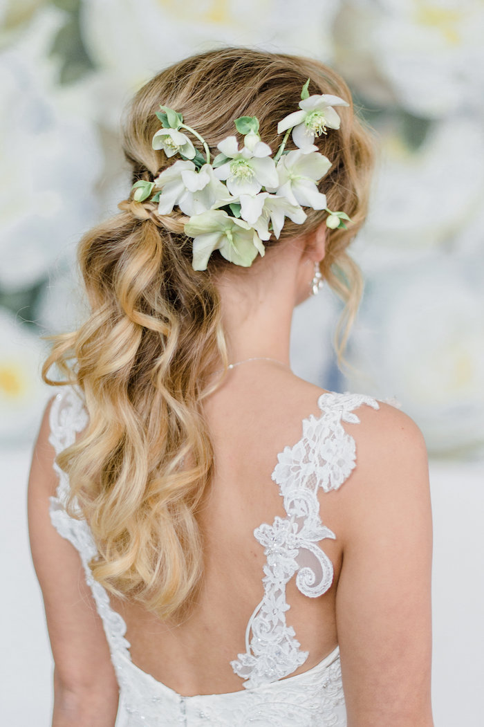 modele de coiffure, boucles blondes, robe de mariée avec bretelles, boucles d'oreilles en cristaux