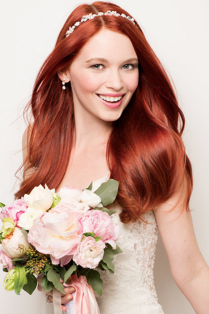 modele de coiffure, cheveux d'Ariel, couleur de cheveux rouge, diadème en cristaux, bouquet de roses