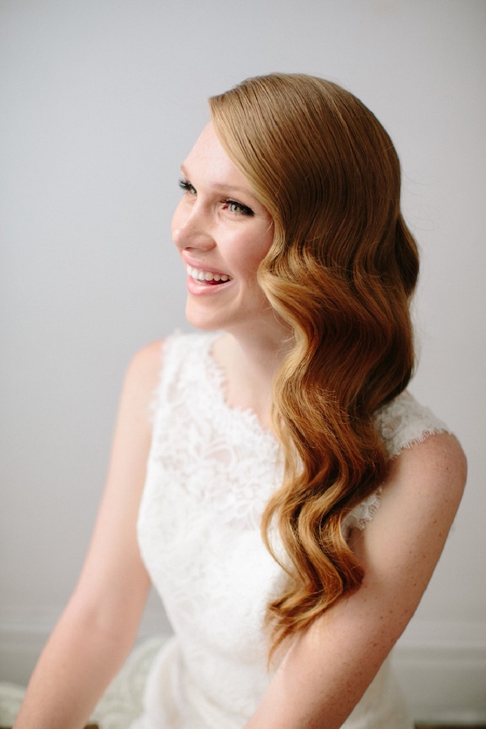 modele de coiffure, couleur de cheveux orange, coiffure sur le côté, boucles, coiffure marriage