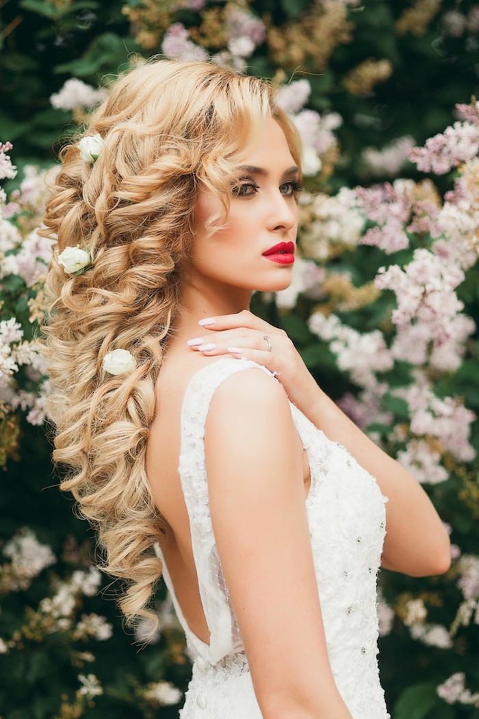coiffure mariée, roses, robe de mariée dos nu, couleur de cheveux blonde, coiffure avec boucles