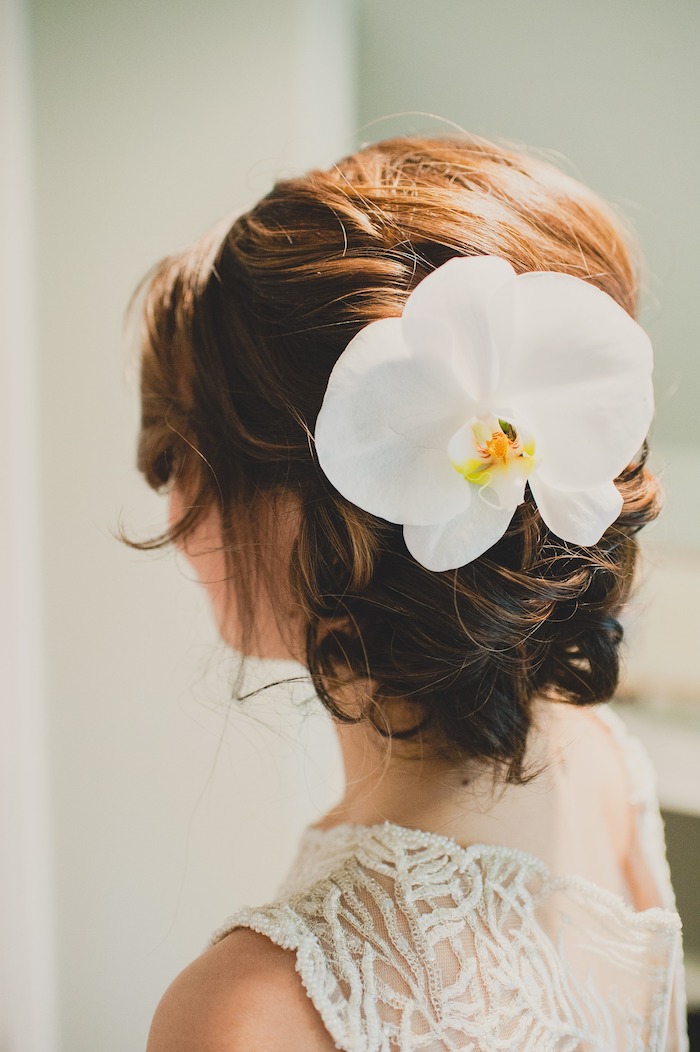 chignon bas marriage, coiffure avec fleurs, cheveux orange et marron, coupe de cheveux courts