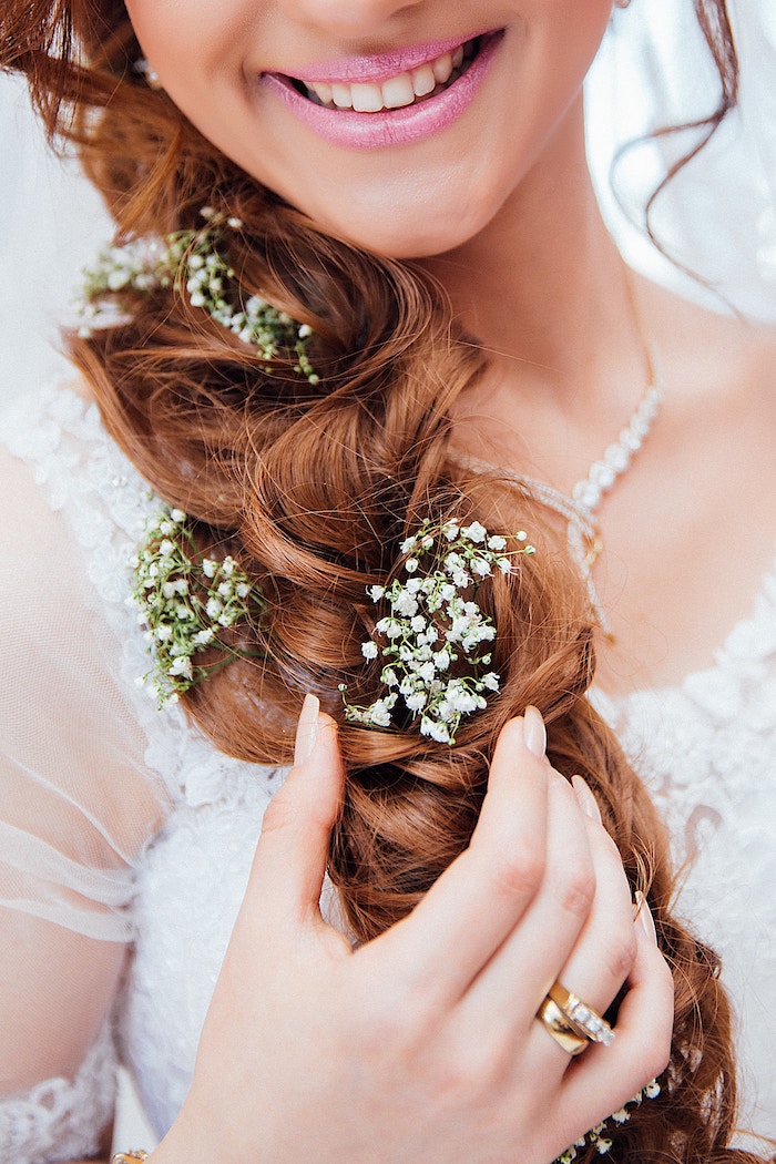 modele de coiffure, couleur de cheveux orange, collier femme en cristaux et or, coiffure mariage cheveux long