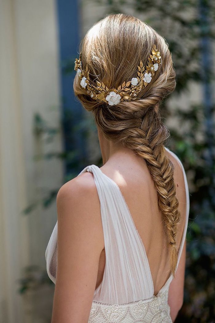 coiffure mariage facile, accessoire de cheveux à motifs feuilles dorées, coiffure avec tresse