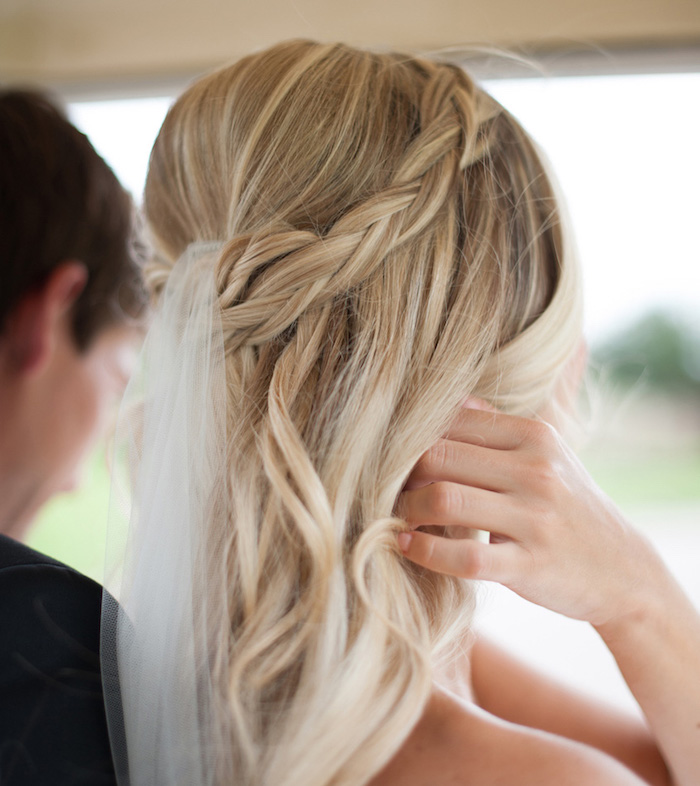 coiffure mariage cheveux mi long, blonde platinum, coiffure avec voile de mariée longue
