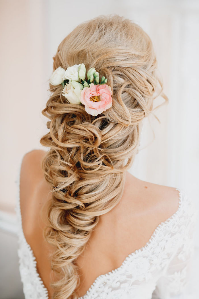 coiffure mariage cheveux long, couleur de cheveux blond platinum, coiffure avec fleurs