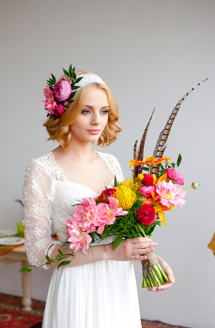bijoux cheveux marriage, bandeau de cheveux avec fleurs fraîches, coupe de cheveux courts, coloration cuivré