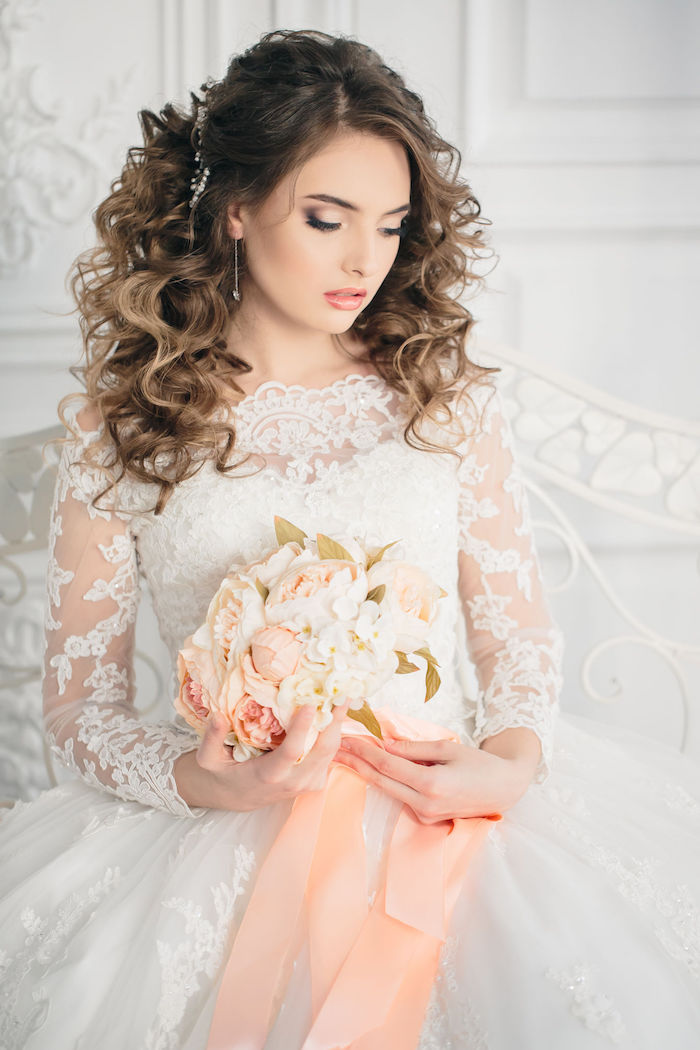 accessoire cheveux marriage, bouquet de mariée avec roses, robe de mariée avec manches longues