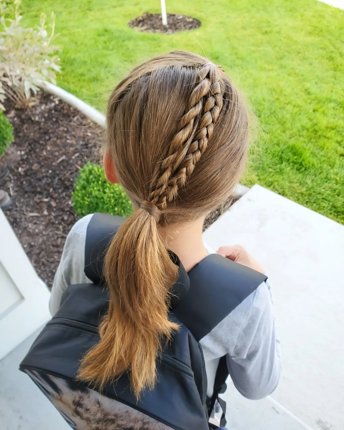 coiffure petite fille simple et rapide queue de cheval basse avec tresses