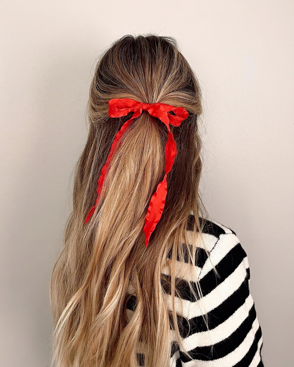 coiffure romantique rapide cheveux mi attaches accessoire ruban noeud rouge