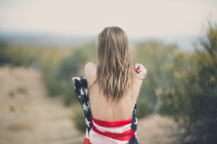 blond cendré, écharpe longue à motif drapeau américain, cheveux longs et lisses, femme sur la plage