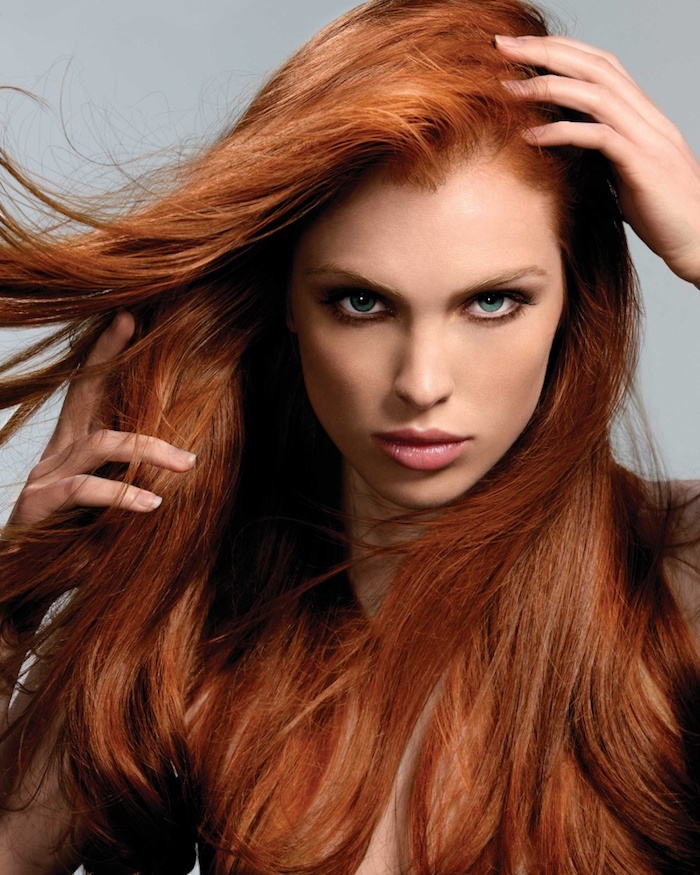 couleur cuivre, femme aux yeux bleus et cheveux orange, rouge à lèvre rose, cheveux longs et raids