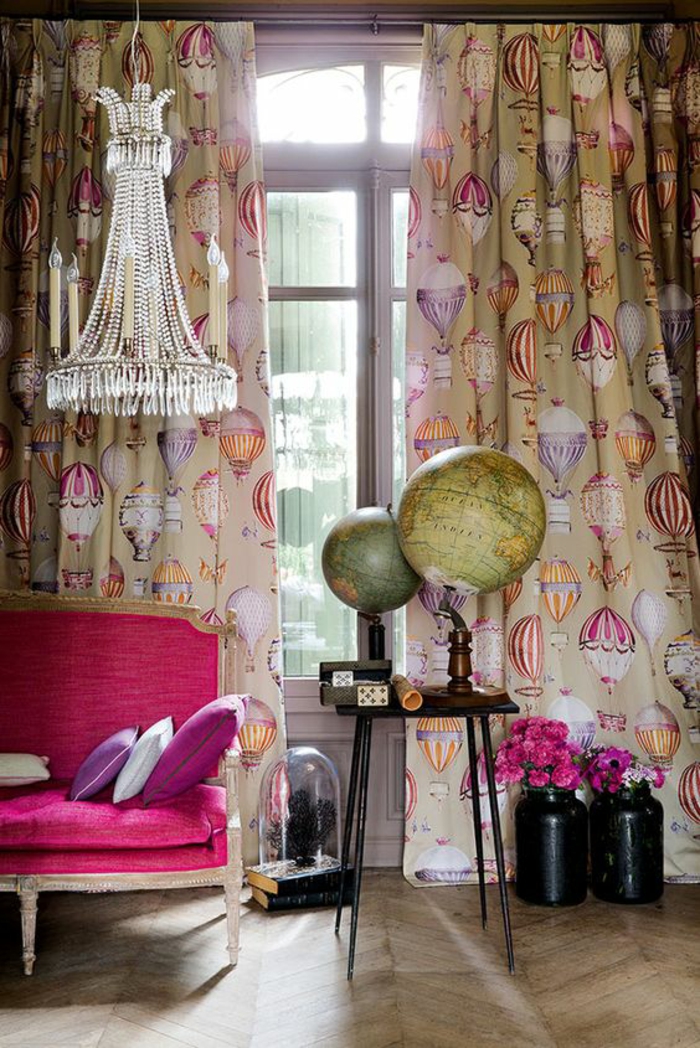 rose fushia salon avec rideaux aux mongolfieres ambiance cosmopolite lustre crystal baroque
