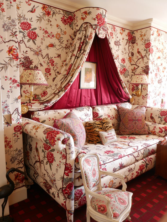 couleur fuchsia dans un salon dans le style vintage demeures princieres chic et haut de gamme