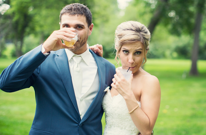 couple de mariés qui font des grimaces rigolotes, photo originale du premier toast
