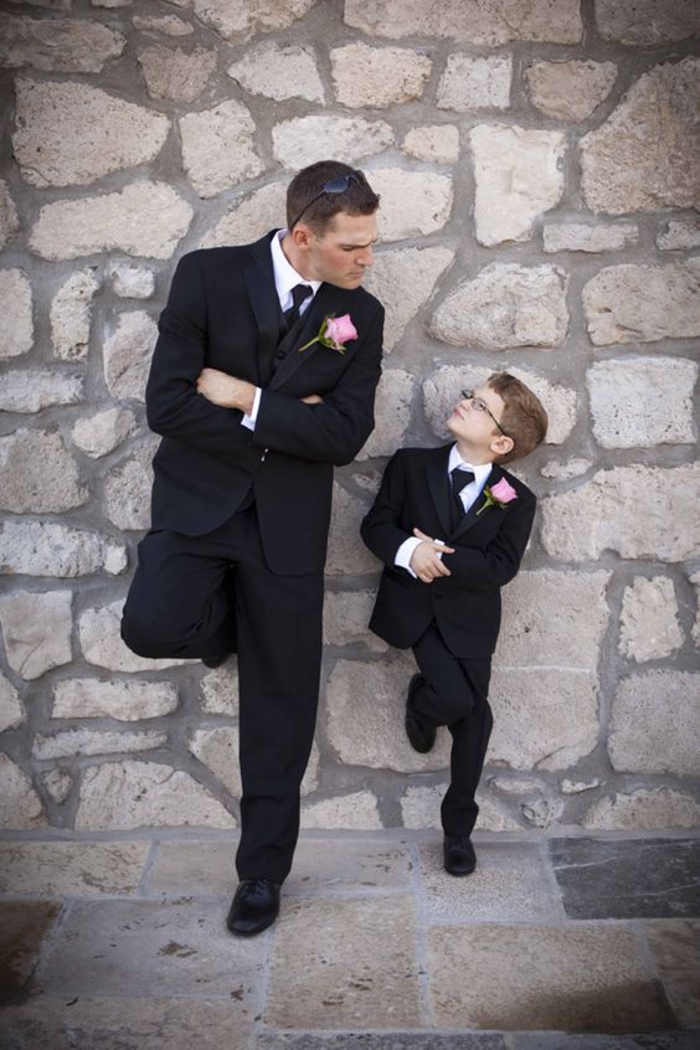 une photo mariage originale de marié et son petit garçon d'honneur qui posent d'une manière identique