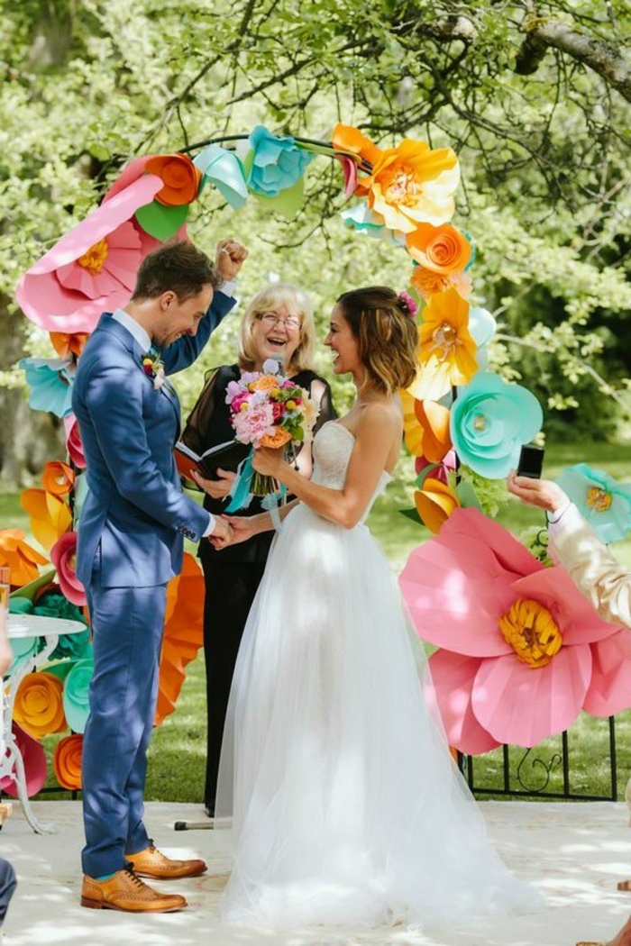 Bouquet de table pour mariage deco florale pour mariage cool idée papier fleurs
