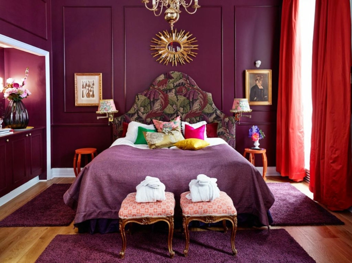 chambre couleur aubergine, plafonnier victorien, miroir décoratif, tabourets anciens, tpete de lit aux motifs floraux