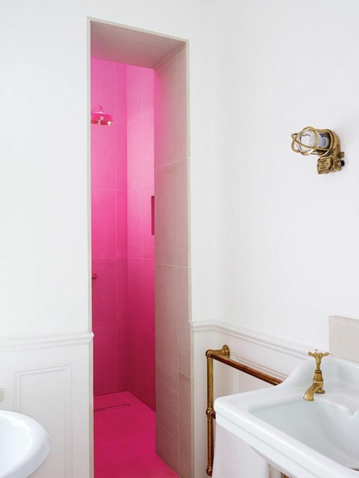 magenta fuschia salle de bain bicolore avec zone de douche italienne en fuchsia 