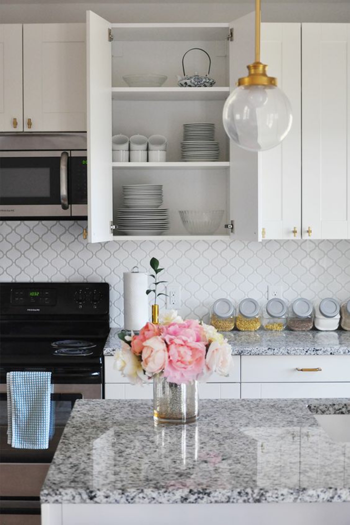 peinture gris perle dans une cuisine bien organisée avec des meubles blancs