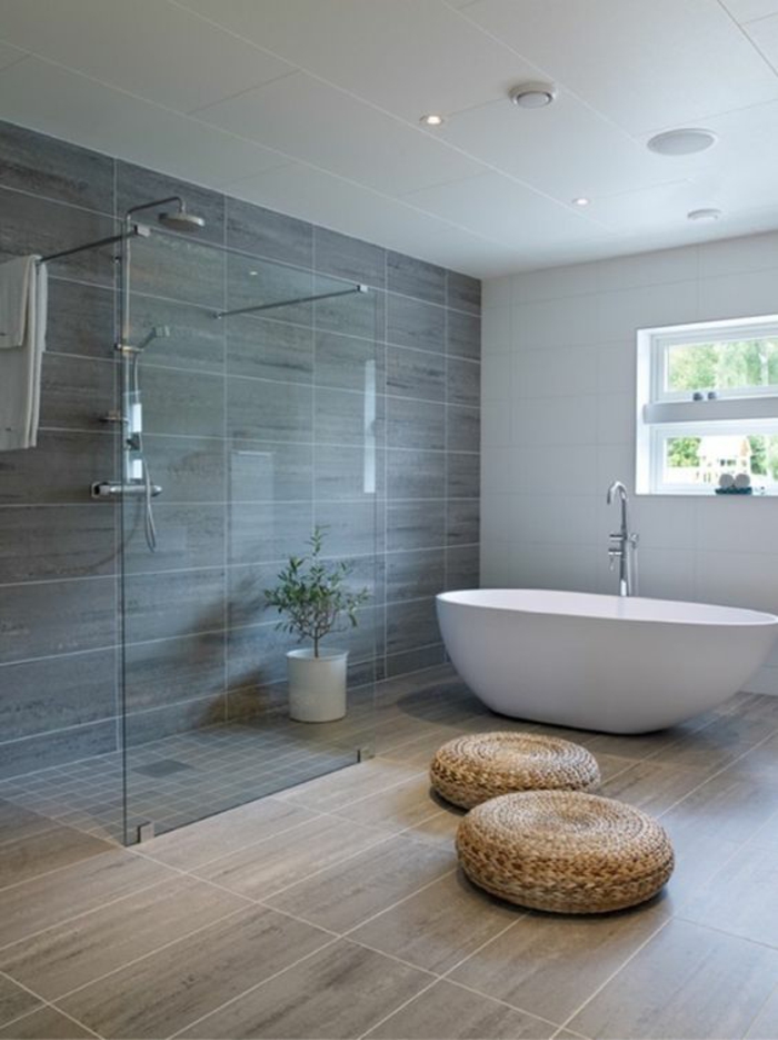 gris perle dans une salle de bain spacieuse avec baignoire blanche en forme ovale