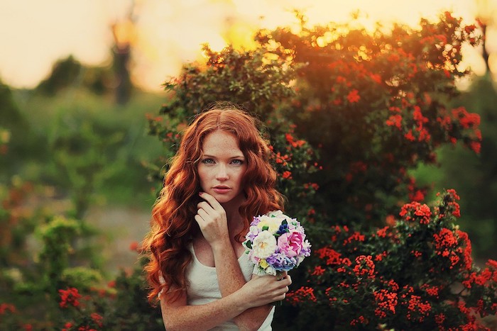 blond roux, bouquet de fleurs fraîches, coiffure avec boucles oranges, maquillage naturel