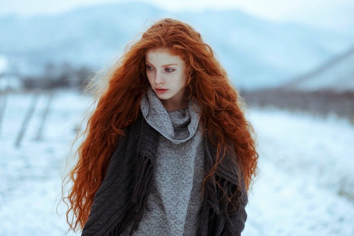couleur cheveux cuivré, maquillage femme naturel, cheveux longs avec boucles, coloration orange sur cheveux femme