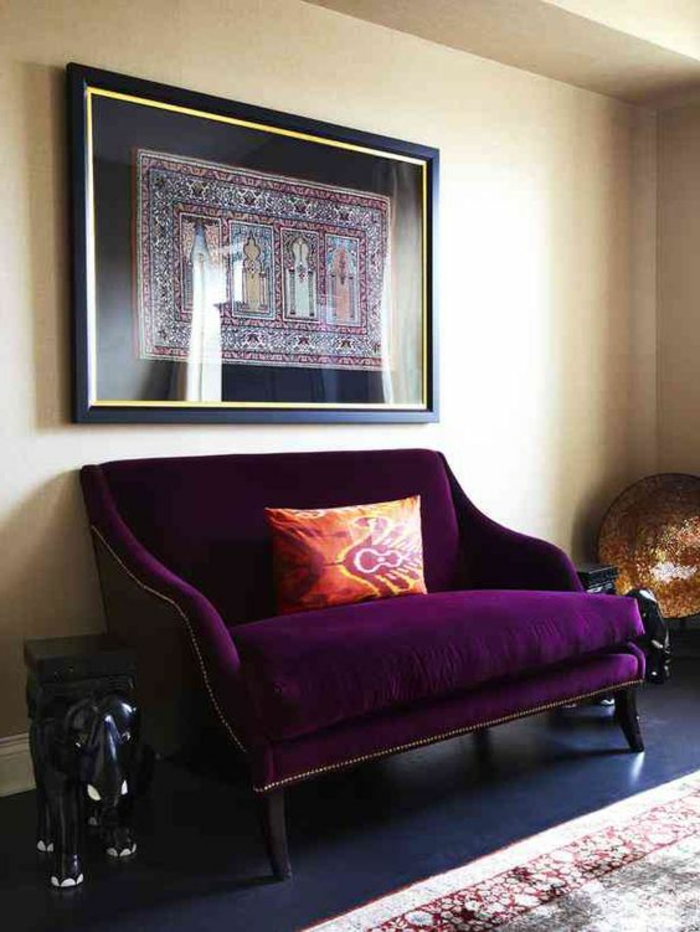 couleur tendance salon, canapé pourpre, tabouret en forme d'éléphant, coussin orange, intérieur traditionnel