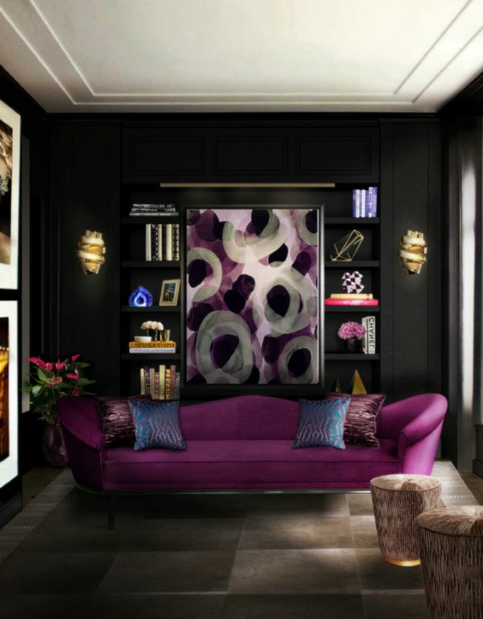 couleur tendance salon, sofa mauve, peinture mirale noire, tableaux art, coussins bleus, petites étagères encastrées