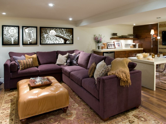 couleur tendance salon, bureau de travail suspendu, pouf marron en cuir, tableaux en noir et blanc